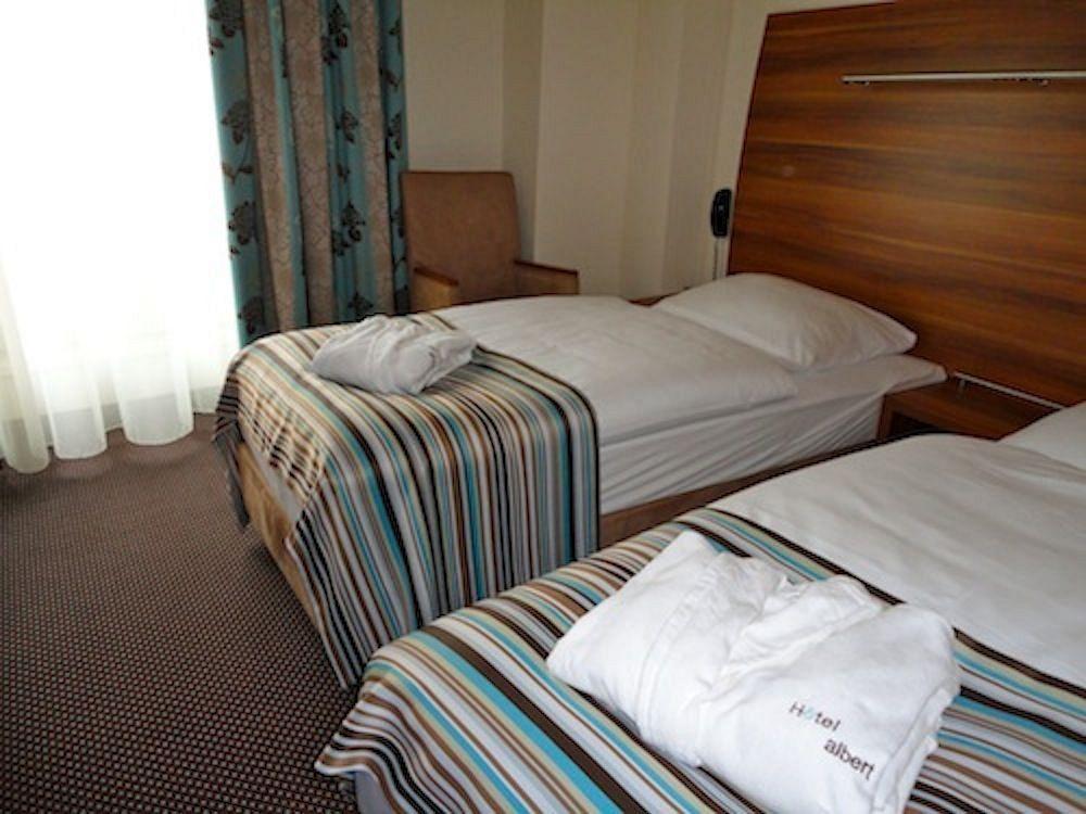 Albert Premier Hotel Bagnoles-de-l'Orne Exteriör bild